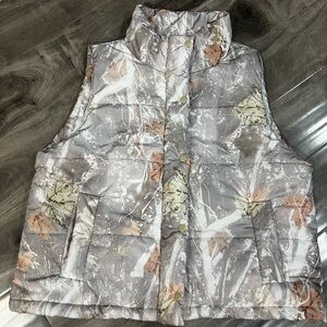 Women’s Camouflage Puffer Vest L. NWT fits oversized